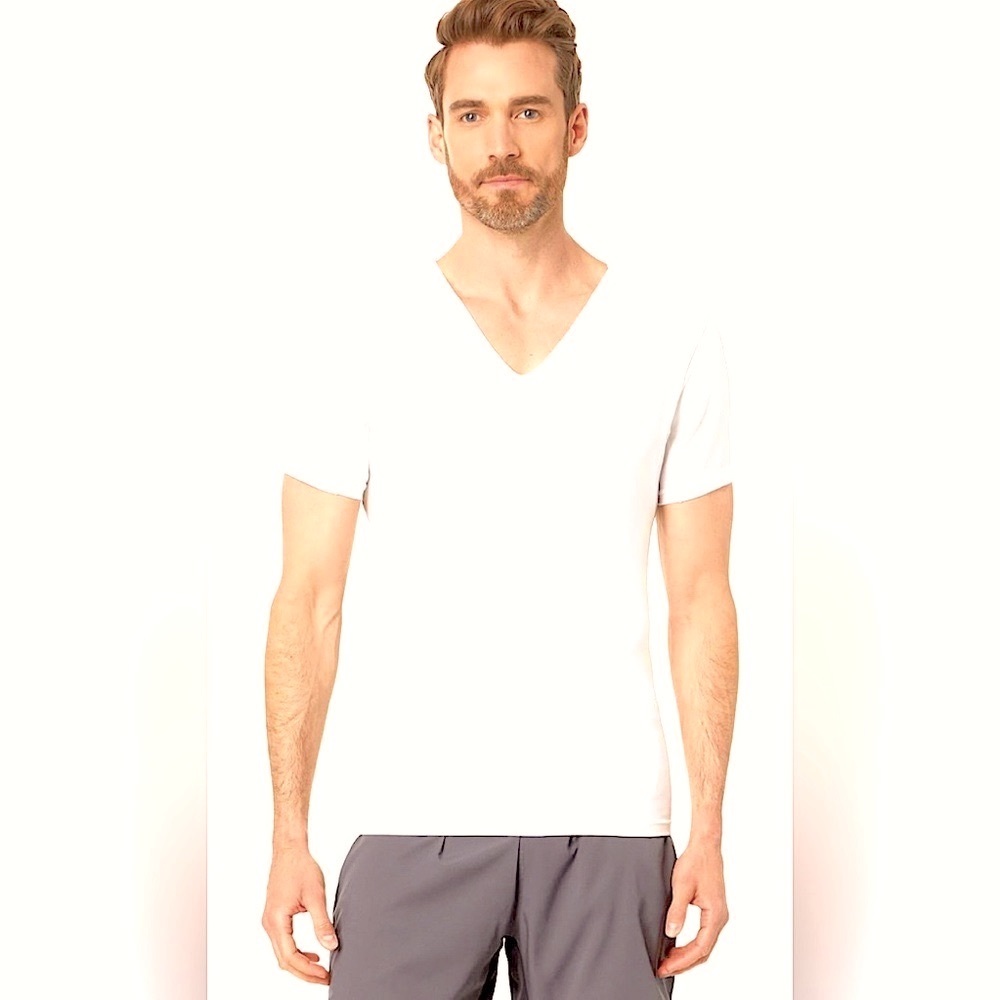 SPANX - MEN’s COTTON COMPRESSION V-NECK UNDERSHIRT